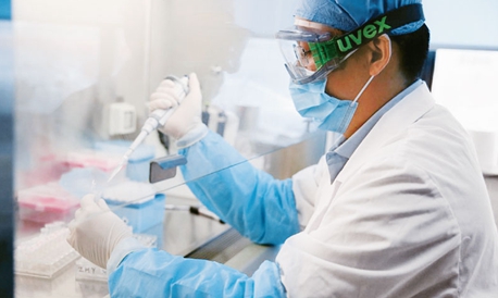 让党旗在疫情防控斗争第一线高高飘扬