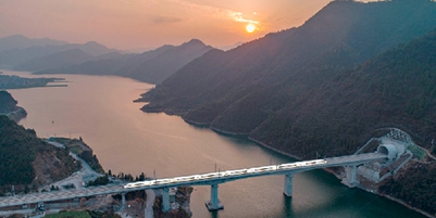 最美高铁见证壮美山河