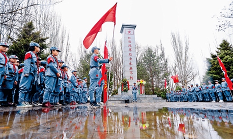 站在历史的深厚基础上更加坚定地走向未来
