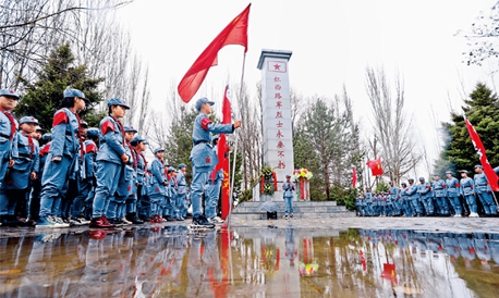 站在历史的深厚基础上更加坚定地走向未来