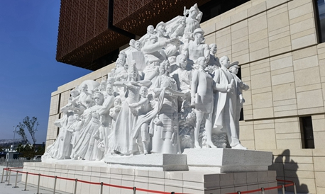 革命精神永放光芒