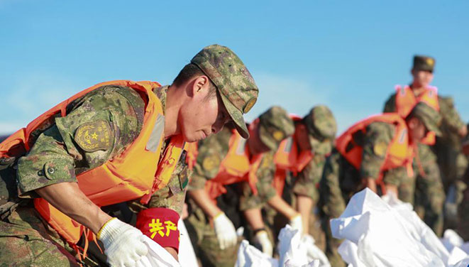 风雨中筑起钢铁长城