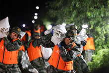 风雨中筑起钢铁长城