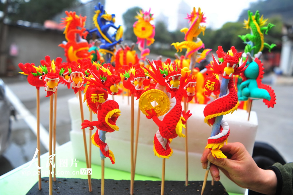 2024年2月7日,湖北省宜昌市夷陵区民间艺人艾民在摆放面塑吉祥龙饰品。 2024年2月7日,湖北省宜昌市夷陵区民间艺人艾民在摆放面塑吉祥龙饰品。