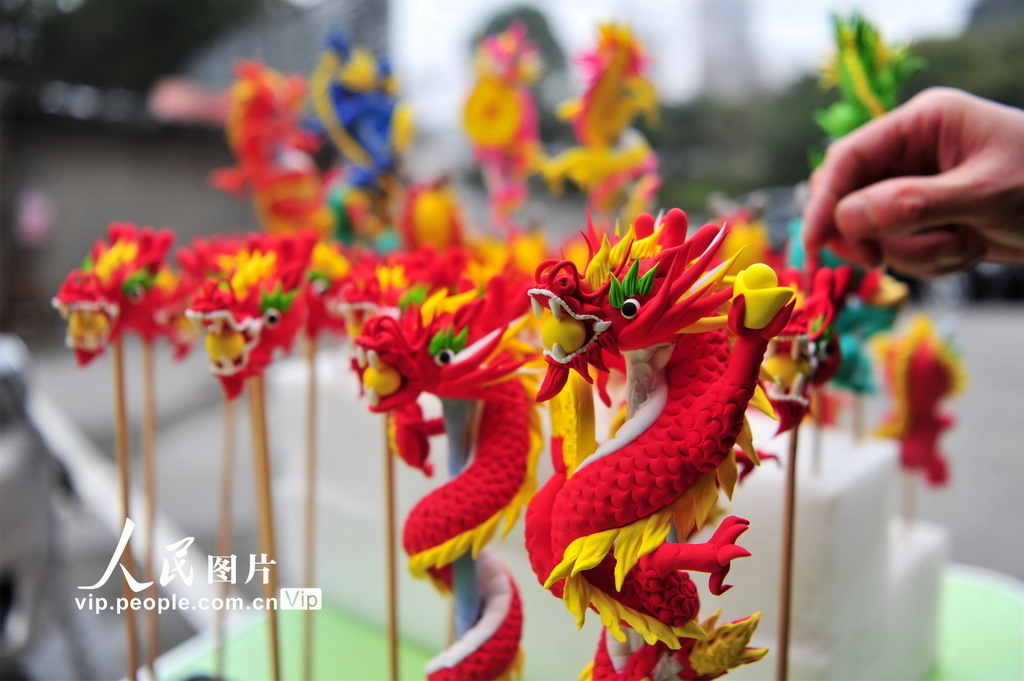 2024年2月7日,湖北省宜昌市夷陵区民间艺人艾民在摆放面塑吉祥龙饰品。 2024年2月7日,湖北省宜昌市夷陵区民间艺人艾民在摆放面塑吉祥龙饰品。