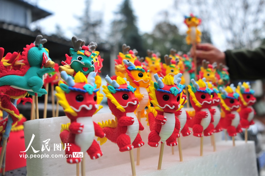 2024年2月7日,湖北省宜昌市夷陵区民间艺人艾民在摆放面塑吉祥龙饰品。 2024年2月7日,湖北省宜昌市夷陵区民间艺人艾民在摆放面塑吉祥龙饰品。