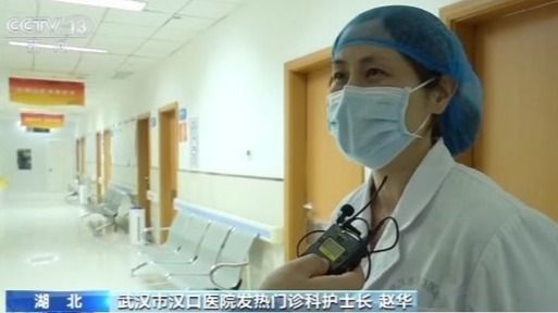 护士长赵华必定会站在门口,挨个检查大家的防护装备.